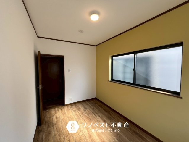 東大阪市稲田本町2丁目の洋室|約5帖の3階洋室。
黄色のアクセントクロスが魅力◎南向き採光で陽当たりもバッチリ◎