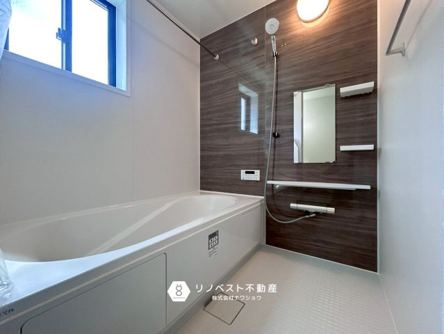 東大阪市菱屋西1期の浴室|追い焚き機能付きの浴室。
窓付きで換気ができるので、室内に湿気が溜まりません◎