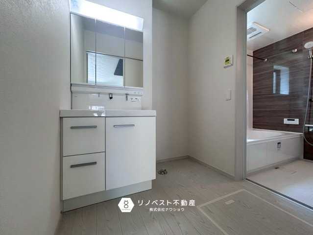 東大阪市菱屋西1期の洗面所|三面鏡独立洗面台完備の脱衣所。
キッチン後ろにある間取りなので、朝の身支度もスムーズ◎
