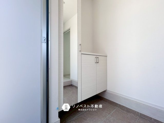 東大阪市菱屋西1期の玄関|全身ミラー付きのシューズボックス完備◎
お出掛け前の身だしなみチェックはバッチリ◎