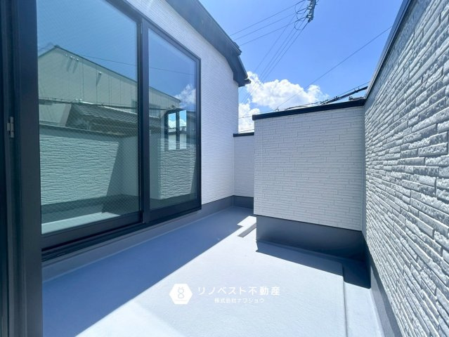 東大阪市菱屋西1期のバルコニー|物干しスペースとして便利なバルコニー。
2部屋への出入りが可能です◎