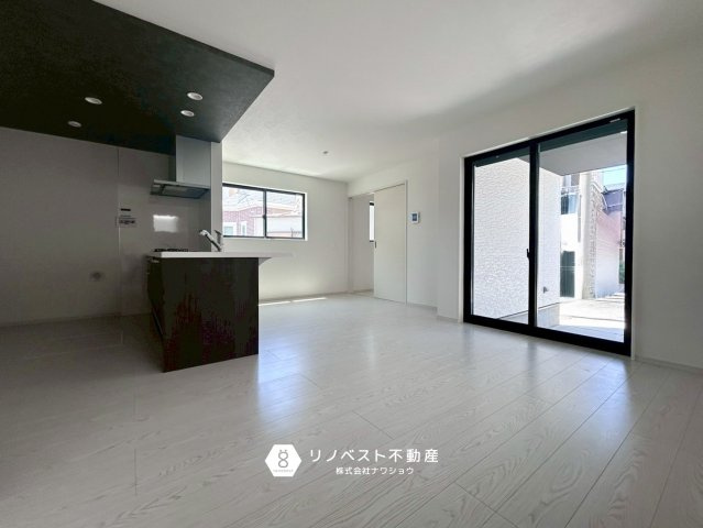 東大阪市菱屋西1期の居間・リビング|約15.5帖のLDK！
駐車場と直通の掃き出し窓から、荷物の出し入れも楽々♪