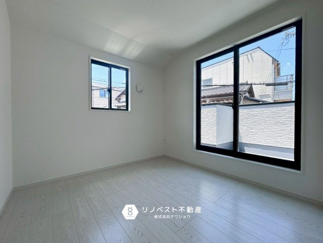 東大阪市菱屋西1期の洋室|約5帖の洋室
白い清潔感のある内装で、バルコニーに面しています◎