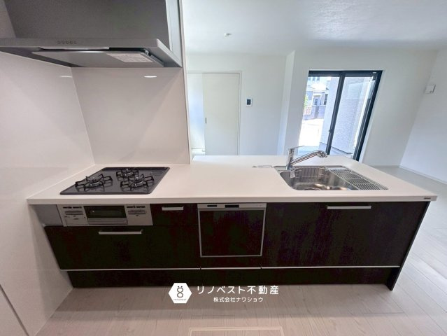 東大阪市菱屋西1期のキッチン|食洗機付きの3口システムキッチン。
カウンター越しにリビングの様子が見えます♪