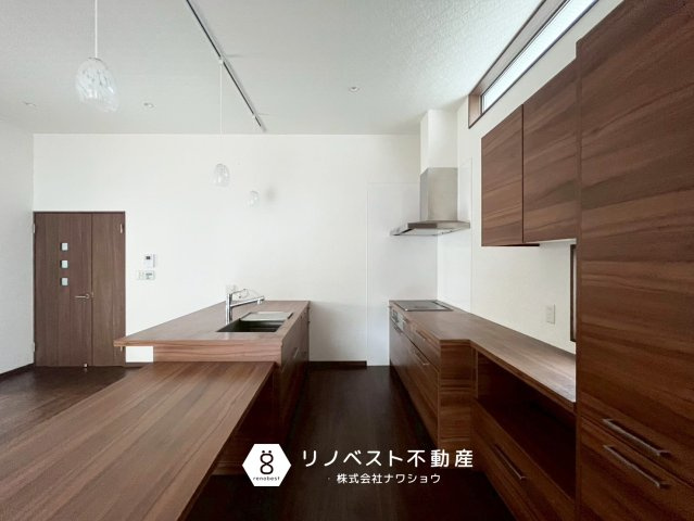 東大阪市上六万寺町のキッチン|シンク横の作業スペースはダイニングテーブル代わりにもお使いいただけます◎