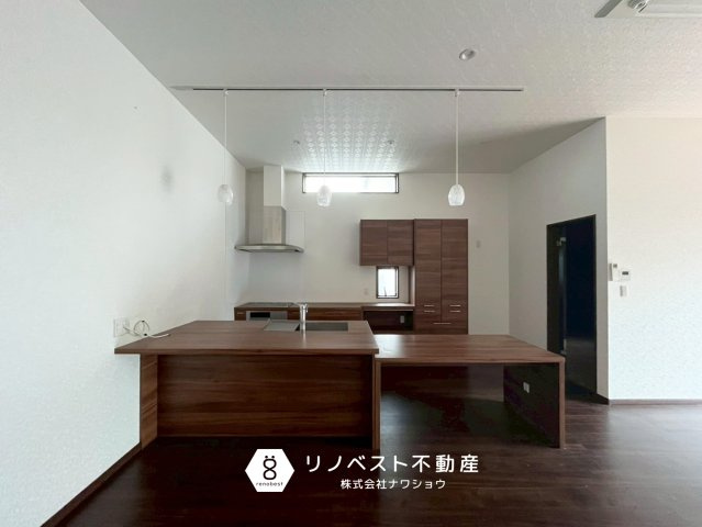 東大阪市上六万寺町のキッチン|ペンダントライトがおしゃれです♪
小窓も付いているので、換気もしっかりできます◎