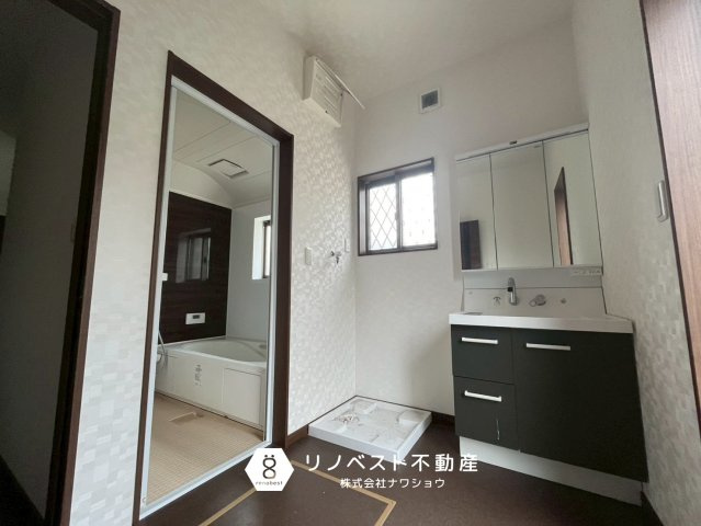 東大阪市上六万寺町の洗面所|三面鏡独立洗面台完備◎広さも十分ございます◎
