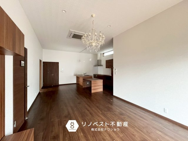 東大阪市上六万寺町の居間・リビング|約23帖の洋室。
ブラウンの内装は落ち着きのある空間を演出してくれます◎