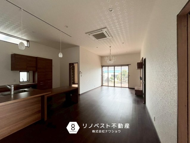 東大阪市上六万寺町の居間・リビング|テラスに続く掃き出し窓がございます。
外で食事を楽しむのもいいですね♪