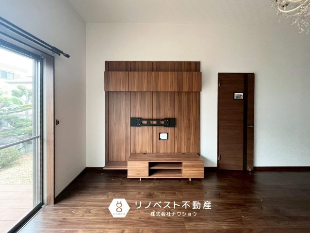 東大阪市上六万寺町の居間・リビング|リビングは大きな窓に面しているので、陽当たりが良く開放感もバッチリ◎