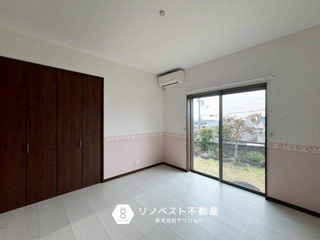 東大阪市上六万寺町の洋室|約8帖の洋室。
大容量のクローゼット完備◎ホワイトの床は清潔感がありますね！