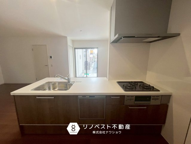 東大阪市新池島町3丁目1期のキッチン|コンロが壁に隠れているので、ダイニング側からはスッキリして見えます◎