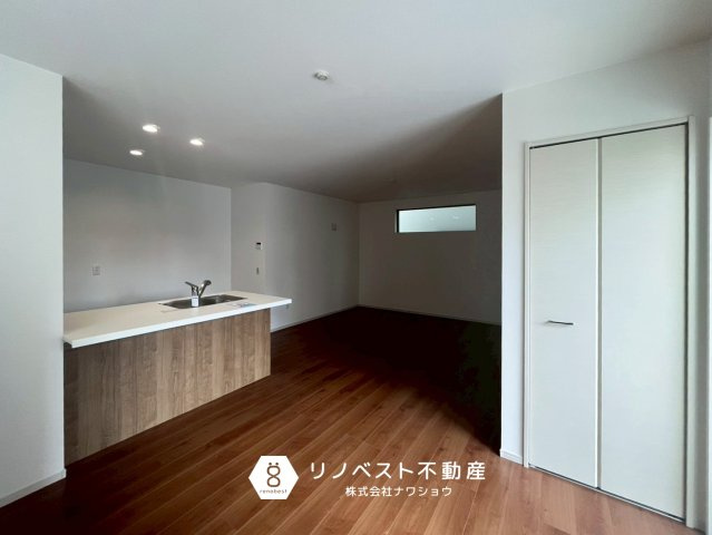 東大阪市新池島町3丁目1期のキッチン|カウンター越しに家族の会話が弾みそうですね♪