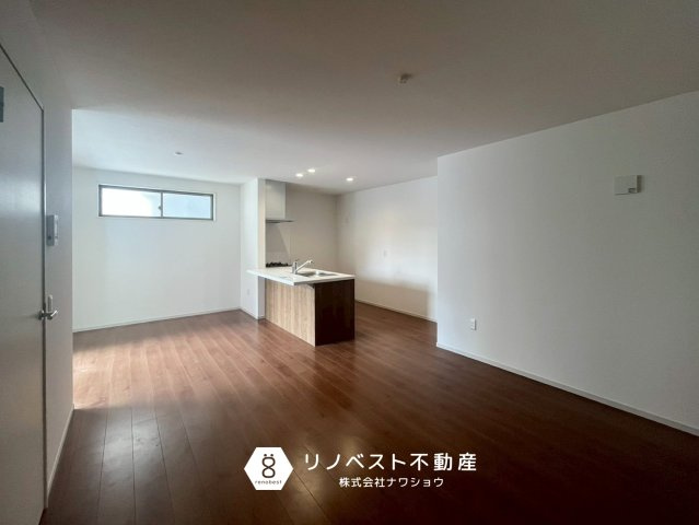 東大阪市新池島町3丁目1期の居間・リビング|駐車場に面した掃き出し窓があり、車からの荷物の出し入れが楽々♪