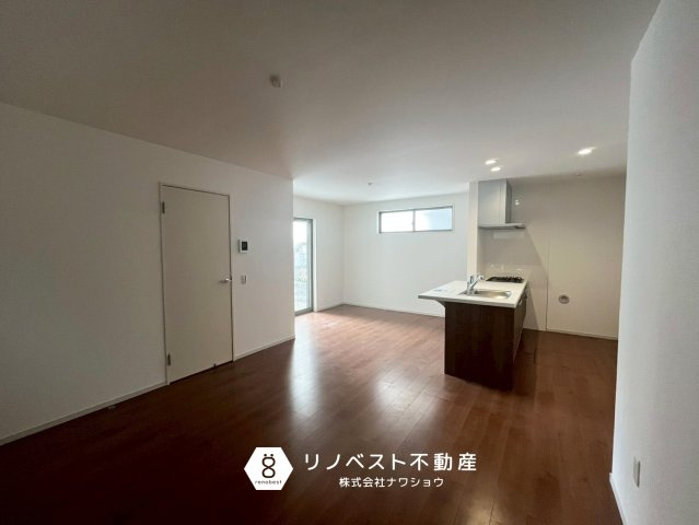 東大阪市新池島町3丁目1期の洋室|約6帖の洋室。
高床のクローゼット完備◎2面採光で明るい室内♪