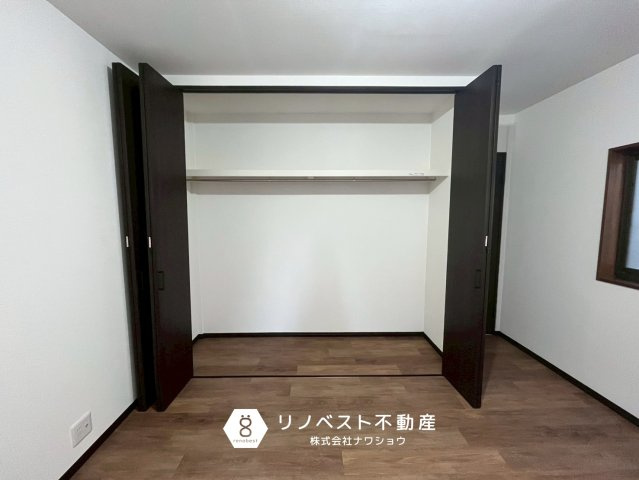 東大阪市岩田町1丁目のキッチン|グリル付き3口システムキッチン。
換気に便利な小窓と、大容量の収納が嬉しいですね♪