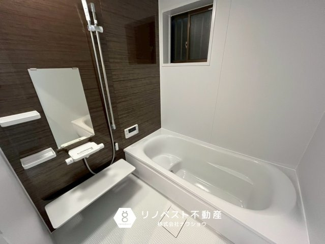 東大阪市岩田町1丁目の独立洗面台|三面鏡付き独立洗面台完備。
鏡裏に収納できるので、小物が散らかりません◎