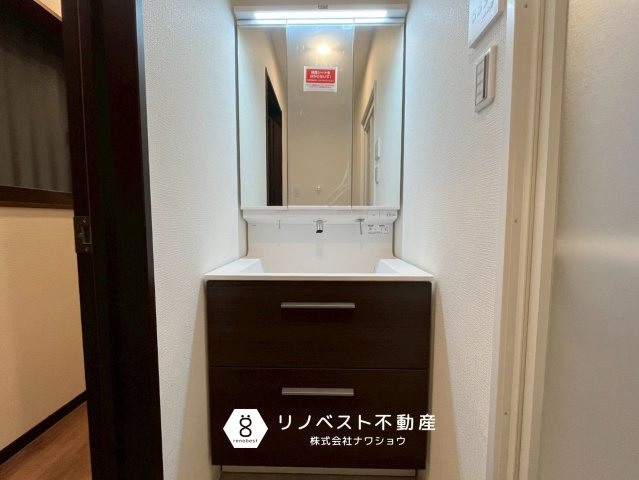 東大阪市岩田町1丁目のトイレ|温水洗浄機能付きトイレ。
高級感のある大理石調の壁がおしゃれですね温♪