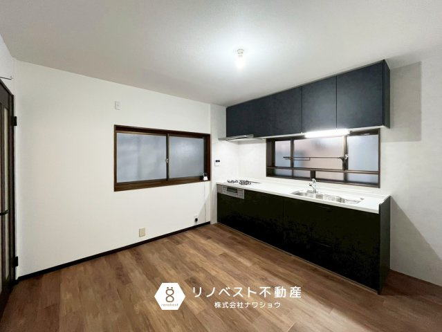 東大阪市岩田町1丁目のキッチン|3階へ上がる階段がダイニングキッチン内にございます。
帰宅後の家族のコミュニケーションが弾みそうですね♪