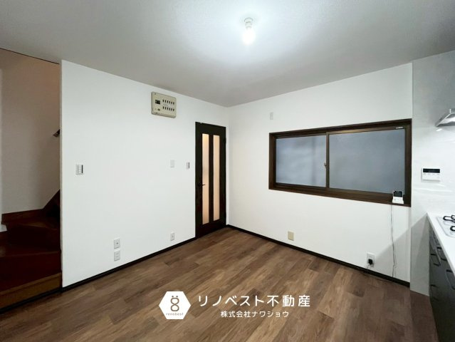 東大阪市岩田町1丁目の洋室|約4.5帖の洋室。
コンパクトながら大容量の収納もしっかりございます◎