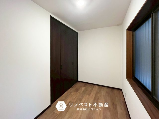 東大阪市岩田町1丁目の洋室|約8帖の洋室。
大容量の収納とレイアウトしやすい部屋の形が魅力です◎
