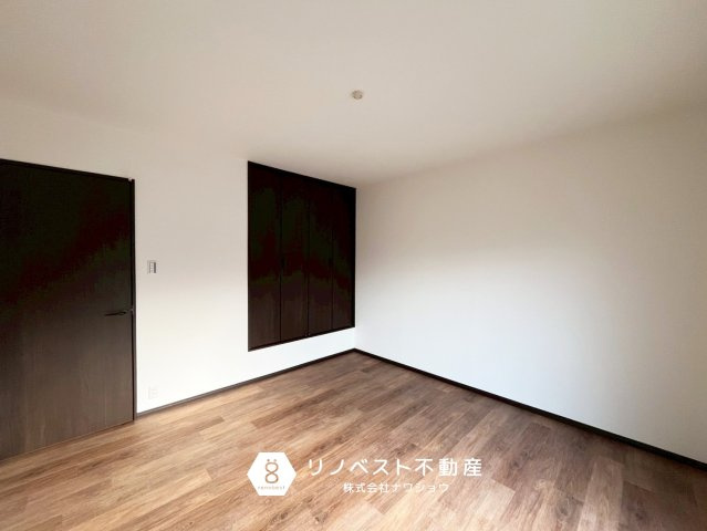 東大阪市岩田町1丁目の洋室|約8帖の洋室。
子供部屋から夫婦の寝室まで、様々な用途でお使いいただけます◎