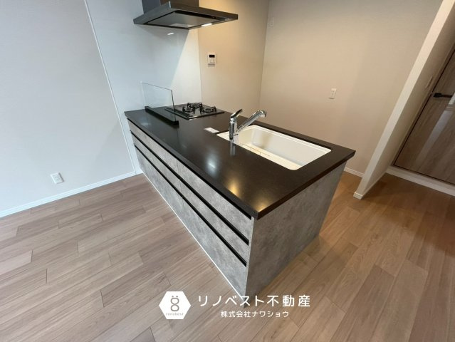 八戸ノ里ニュースカイハイツのキッチン|キッチンからダイニングへの料理の提供がスムーズですね◎