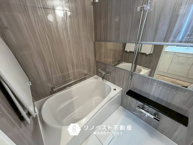 八戸ノ里ニュースカイハイツの浴室|ワイドミラー付きの綺麗な浴室。
浴室暖房乾燥機や自動お湯はり機能も完備◎
