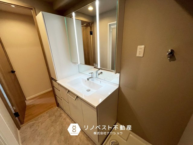 八戸ノ里ニュースカイハイツの独立洗面台|ホテルライクな洗面所。
洗面台横の収納が、ストック収納として便利ですね◎