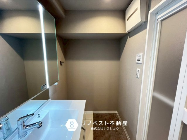 八戸ノ里ニュースカイハイツの洗面所|洗濯パンもございますので、お風呂上り後の洗濯物ルーティンも捗りますね♪