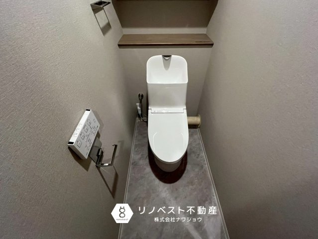 八戸ノ里ニュースカイハイツのトイレ|温水洗浄機能付きのトイレ。
カウンターも付いているので、ちょっとした物置きに便利です◎