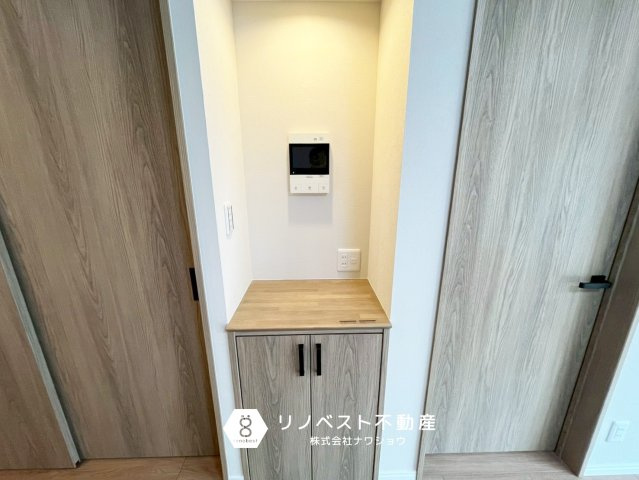 八戸ノ里ニュースカイハイツの内装|コンセント付きのカウンター。
家族写真や小物置として活躍しそうです◎