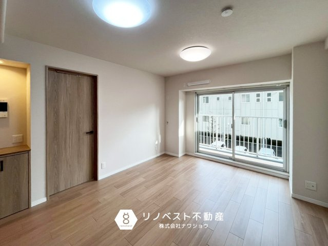 八戸ノ里ニュースカイハイツの居間・リビング|約15帖のLDK！
南向き採光につき、陽当たり良好♪