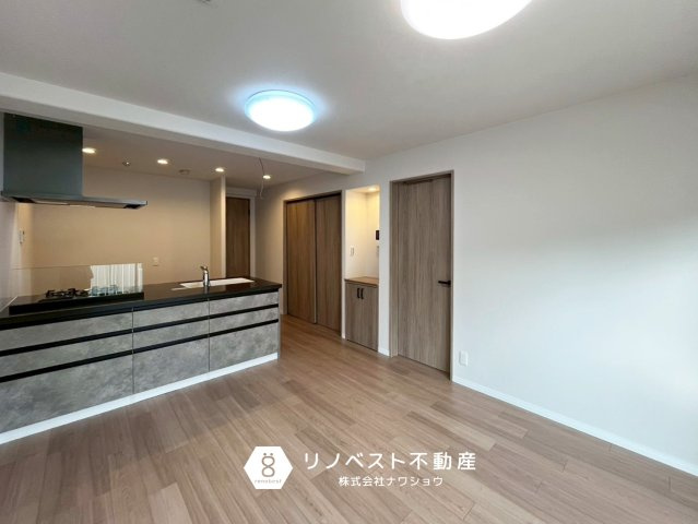 八戸ノ里ニュースカイハイツの居間・リビング|2居室への動線がスムーズです♪
家族間のコミュニケーションも弾みそうですね◎