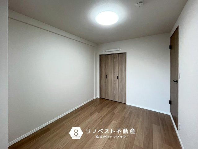 八戸ノ里ニュースカイハイツの洋室|約5.5帖の洋室！
クローゼット完備で、子供部屋におすすめです♪