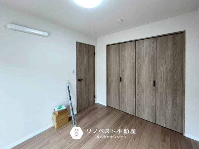 八戸ノ里ニュースカイハイツの洋室|約5.8帖の洋室！
大容量のクローゼットと南向きバルコニーからの日当たりの良さが魅力です◎