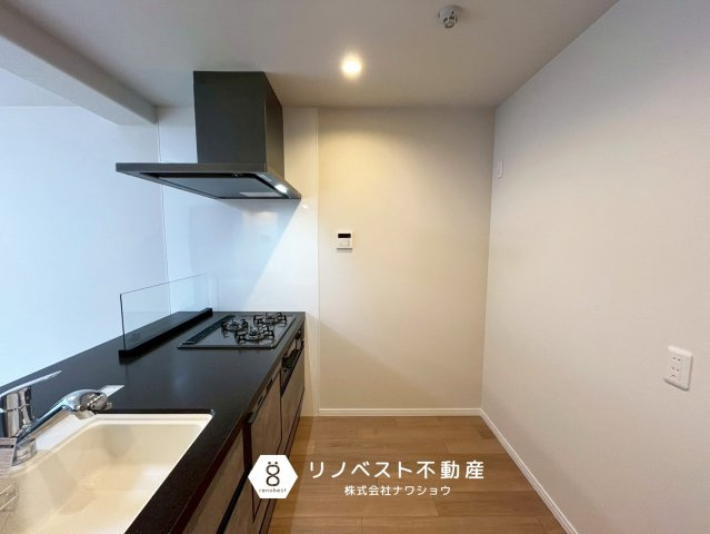 八戸ノ里ニュースカイハイツのキッチン|ブラックのシステムキッチンは、スタイリッシュでおしゃれに魅せてくれます◎