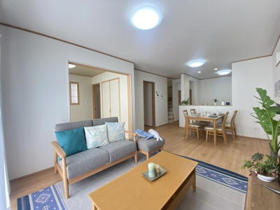 【居間・リビング】 | 糸満市兼城（全2棟）A号棟 | ※同仕様写真です