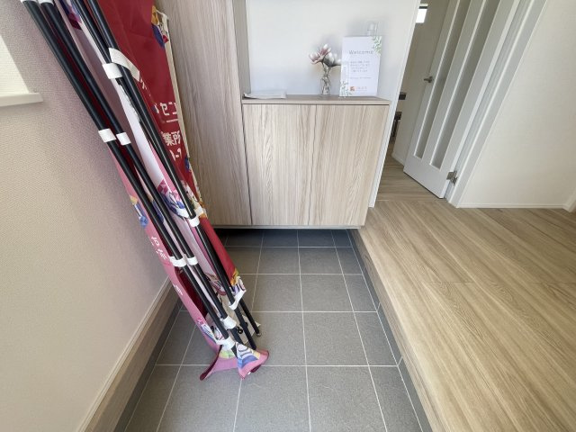 糸満市兼城（全2棟）A号棟の玄関|A号棟　十分な収納付き玄関♪