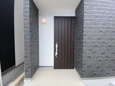 【玄関】 | 糸満市兼城（全2棟）A号棟 | ※同仕様写真です