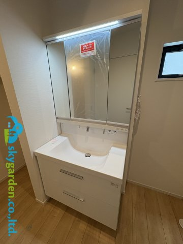藤沢市鵠沼藤が谷３期　新築戸建　全１棟の独立洗面台|独立洗面台、朝の身支度には欠かせません