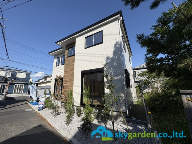 藤沢市鵠沼藤が谷３期　新築戸建　全１棟の前面道路含む現地写真|開放感ある角地。外観もきれいです