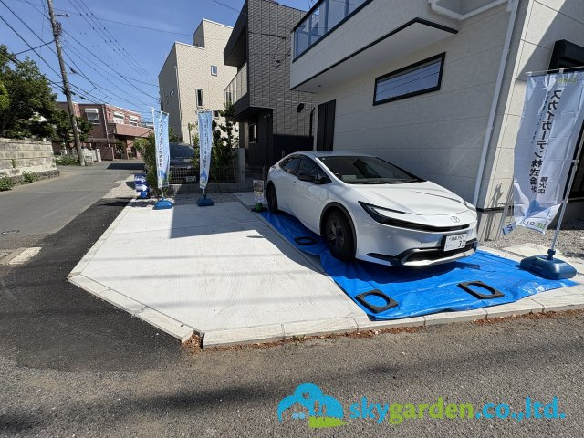 藤沢市鵠沼藤が谷３期　新築戸建　全１棟の駐車場|車種により並列2台駐車可