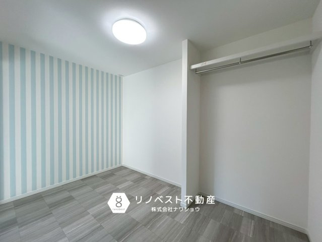 ヘレナガーデン花園東町WESTの洋室|ストライプのアクセントクロスが特徴的◎
見せる収納で収納力とセンスが試されますね♪