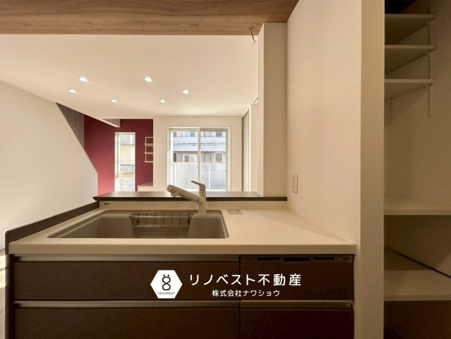ヘレナガーデン花園東町WESTのキッチン|広いシンクで使い勝手が良い◎食洗機付でお片付けの時短に♪
収納も十分に付いており、魅力的なキッチンスペースです。