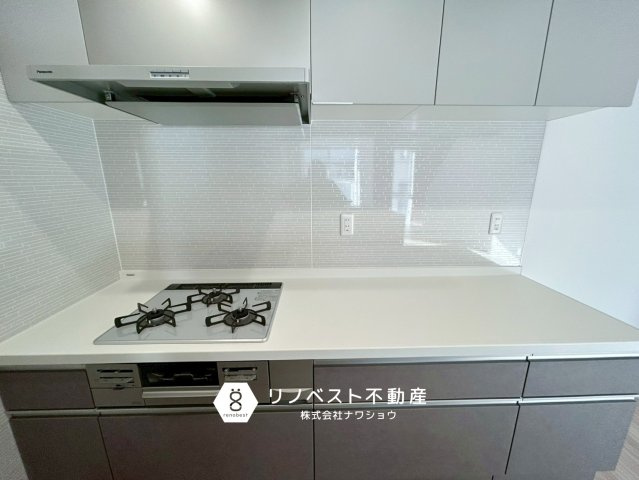 ヘレナガーデン花園東町WESTのキッチン|コンロが壁向きに設置されているので、リビング油で汚れを防げます！
