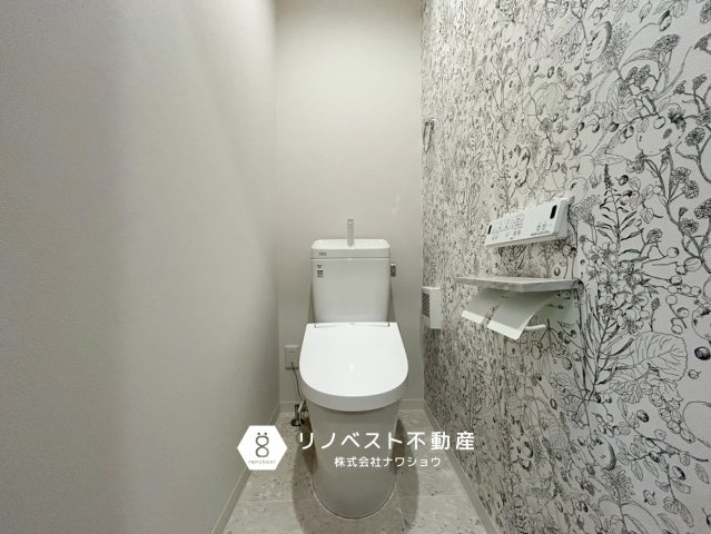 ヘレナガーデン花園東町WESTのトイレ|天井高のあるトイレで、開放的な空間です◎誰もが心地よく使用できます！