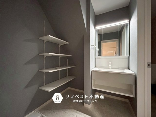 ヘレナガーデン花園東町WESTの洗面所|デッドスぺースを有効活用された可動棚付きの洗面◎
十分な広さがあり、快適な水回りです！