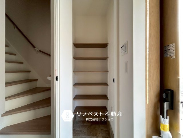 ヘレナガーデン花園東町WESTの収納|玄関収納が大容量でお子様の遊び道具などもまで収納できそうです♪