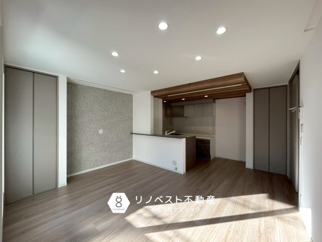 ヘレナガーデン花園東町WESTの居間・リビング|南向き採光のバルコニーから差し込む日差しが暖かいです◎
収納2か所付のLDK。